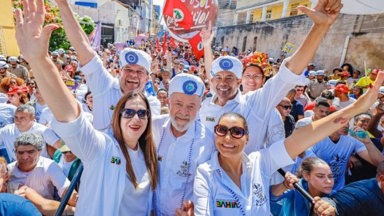 Lula desfila ao lado de pré-candidato de Salvador em evento na Bahia