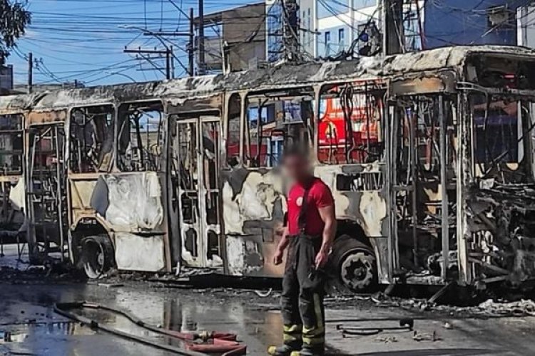 Ônibus é incendiado na Estrada das Barreiras