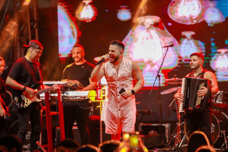 Carnaval: Dan Valente agita público no Pelourinho, em Salvador