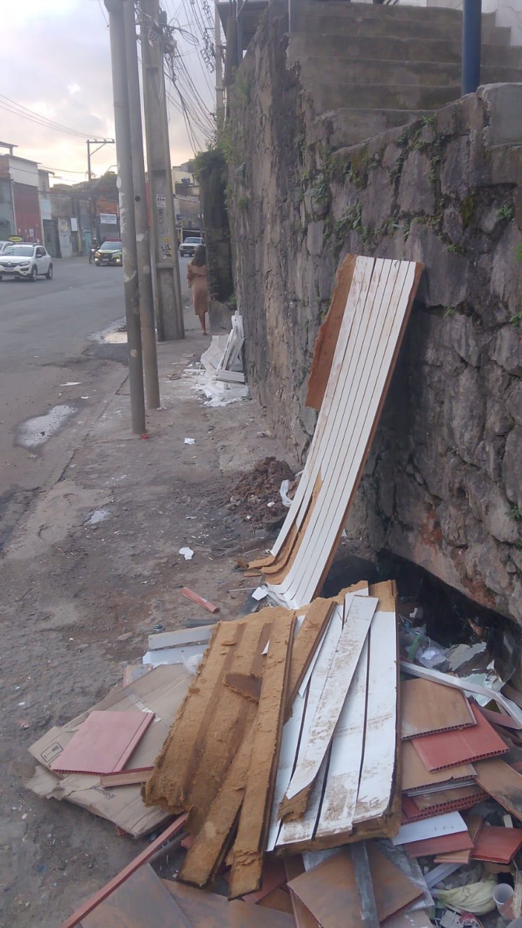 Lixo acumula e causa transtornos em frente à escola no bairro San Martin