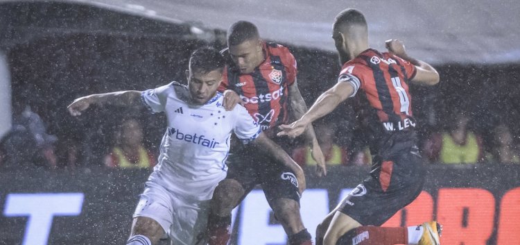 Vitória abre 2 a 0 com golaço de Alerrandro, mas cede empate ao Cruzeiro em pleno Barradão