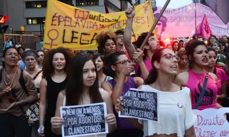 Justiça baiana reverte decisão e autoriza aborto para mulher com feto sem chance de vida