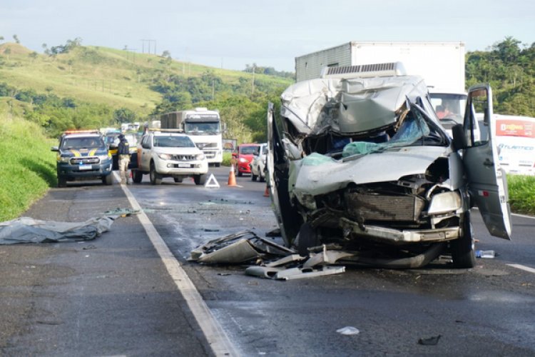 Três passageiros morrem em acidente com van que levava pacientes para Salvador