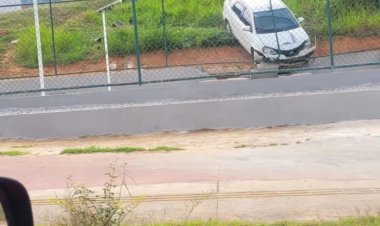 Motorista perde controle em ladeira e carro despenca em Salvador