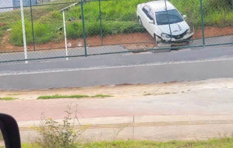 Motorista perde controle em ladeira e carro despenca em Salvador