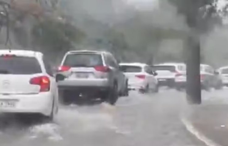 Ruas alagadas e deslizamentos de terra: manhã de chuva é marcada por transtornos em Salvador