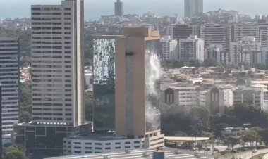 Incêndio atinge prédio empresarial em avenida de Salvador