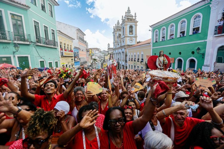 Pelourinho ficou vermelho: multidão toma conta do Largo em homenagem a Santa Bárbara