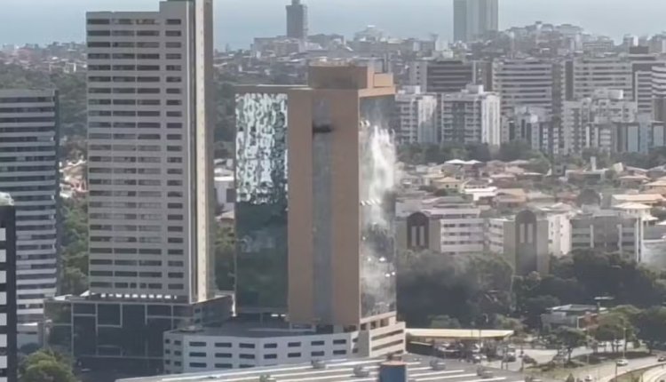 Incêndio atinge prédio empresarial em avenida de Salvador