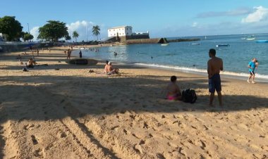 Protesto de ambulantes no Porto da Barra não surte efeito desejado e agrada banhistas em Salvador