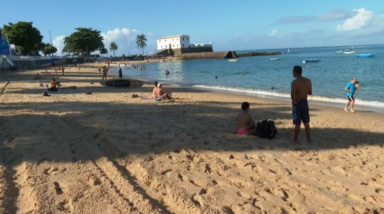 Protesto de ambulantes no Porto da Barra não surte efeito desejado e agrada banhistas em Salvador