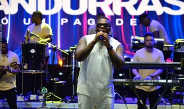 Escandurras agita noite de festa em Cairu com show vibrante