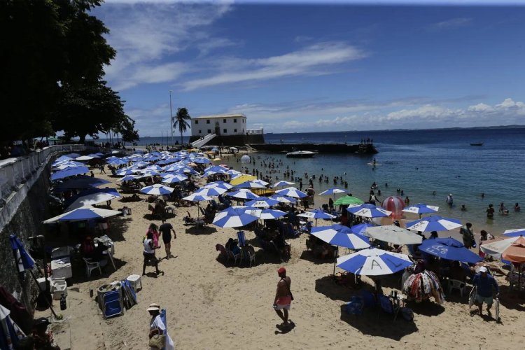 Leitores acham cara cobrança de R$ 60 por cadeiras e sombreiro no Porto da Barra: 'Minha canga, zero reais'