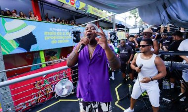 Escandurras arrasta multidão no Carnaval de Conde (BA) com show contagiante no domingo de folia