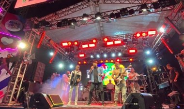 Show da banda Seu Maxixe anima público em Ibiassucê